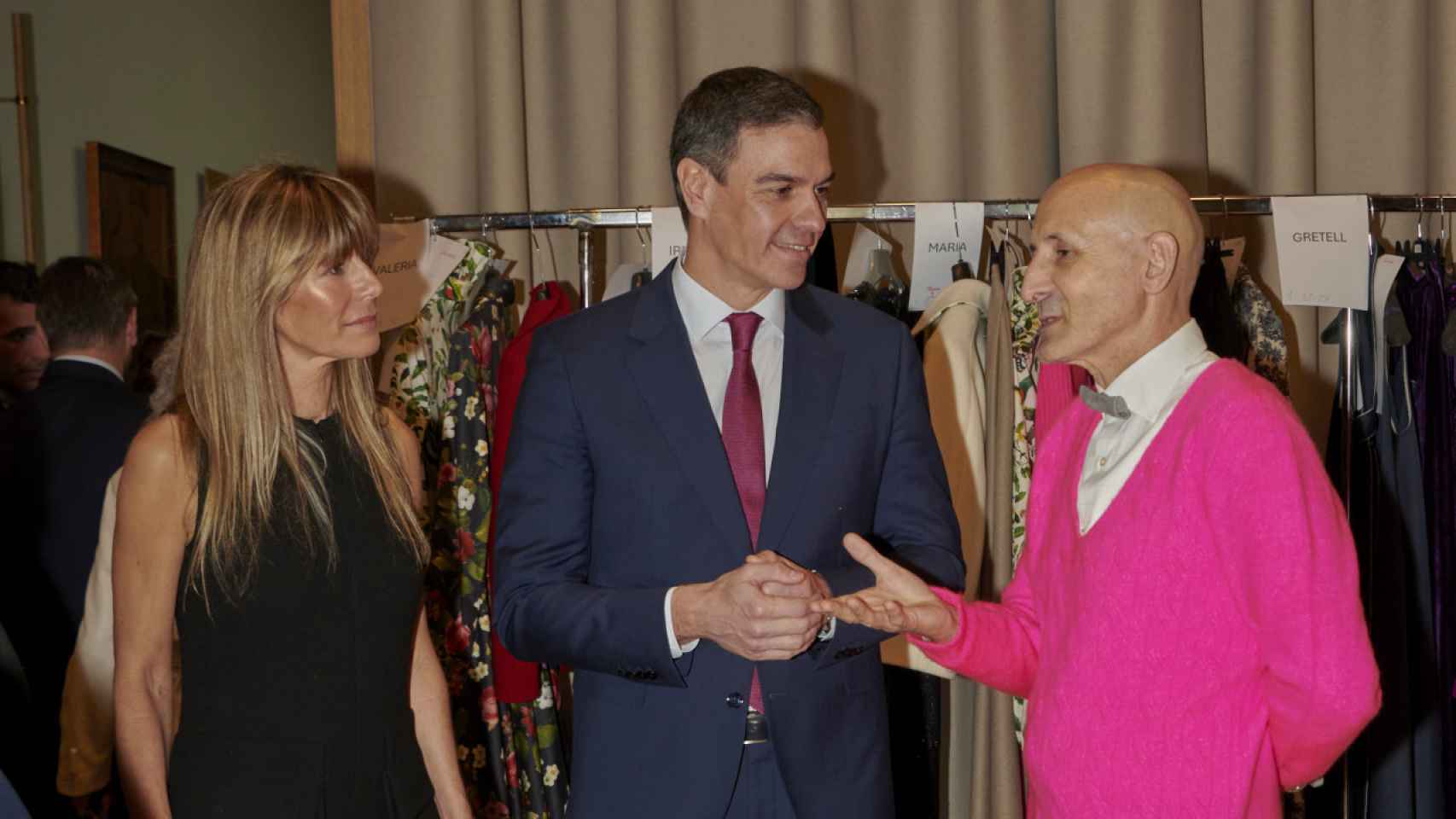 Begoña Gómez, junto a su esposo Pedro Sánchez, conversan el diseñador Modesto Lomba de la firma Devota&Lomba.