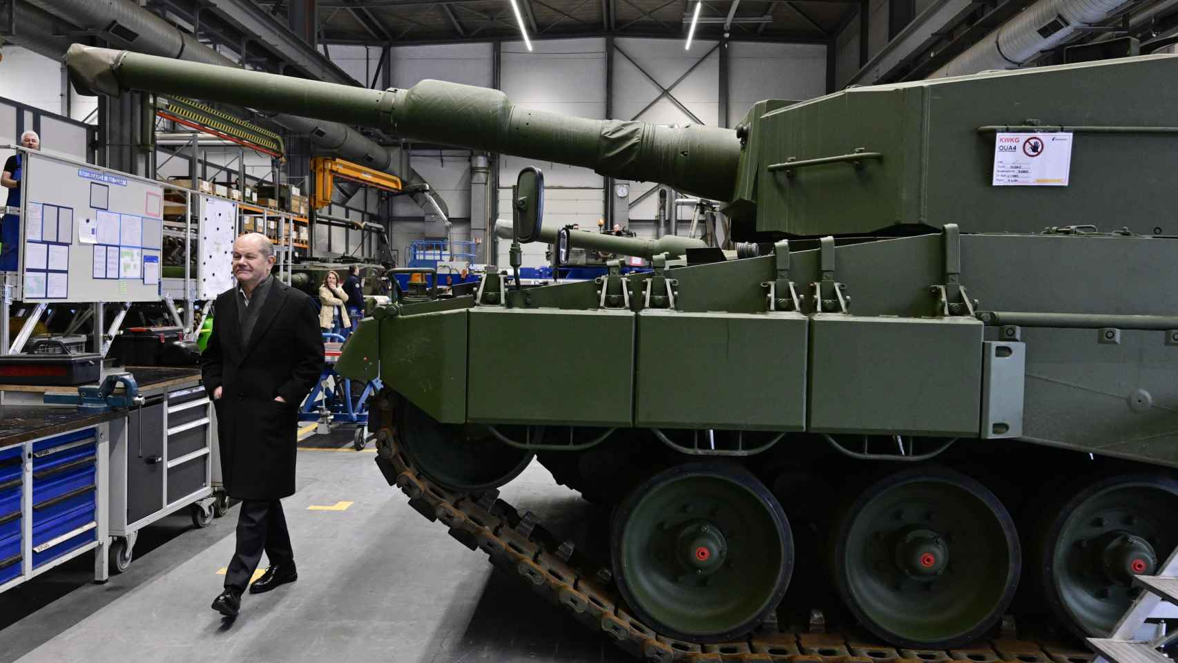 El canciller alemán, Olaf Scholz, visita una línea de producción de una empresa armamentística en Unterlüß, Alemania.