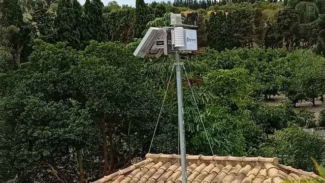 Estación meteorológica instalada por Agojardín en un tejado