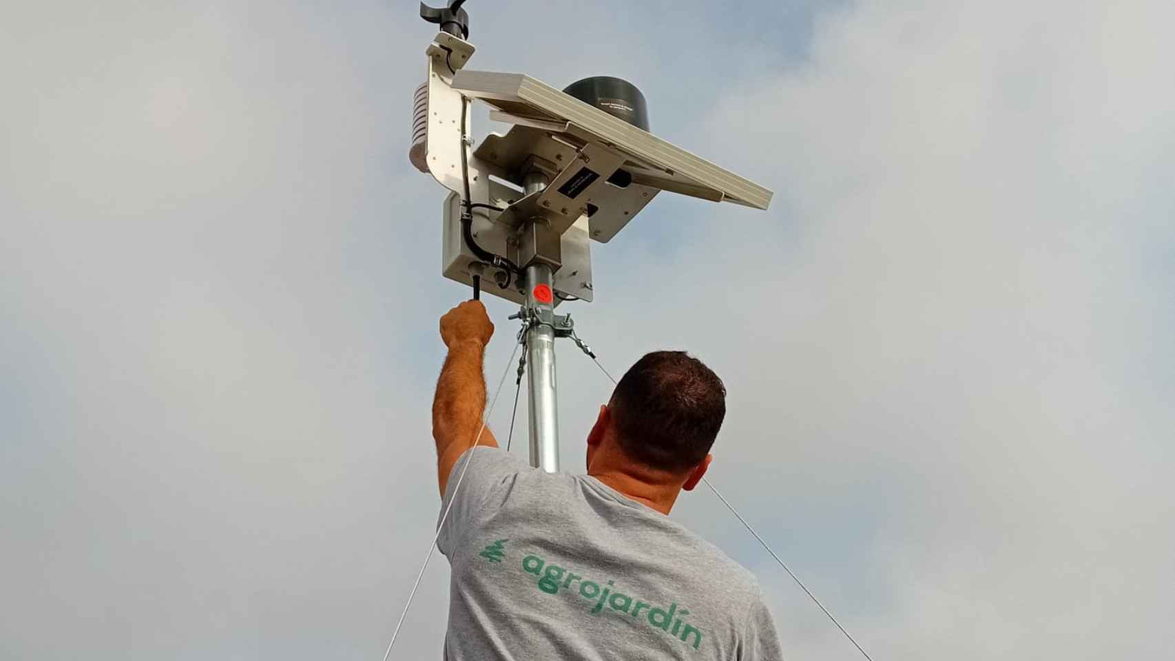 Un técnico de Agrojardín instalando una estación meteorológica