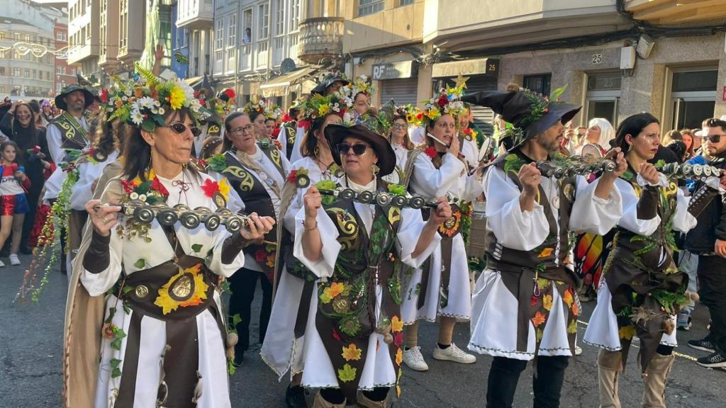 Una comparsa en la calle San Juan este martes de Carnaval.