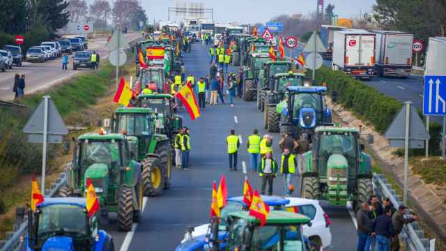 Tractorada de agricultores en la A-4 en el tramo de la A-4 de la provincia de Sevilla.