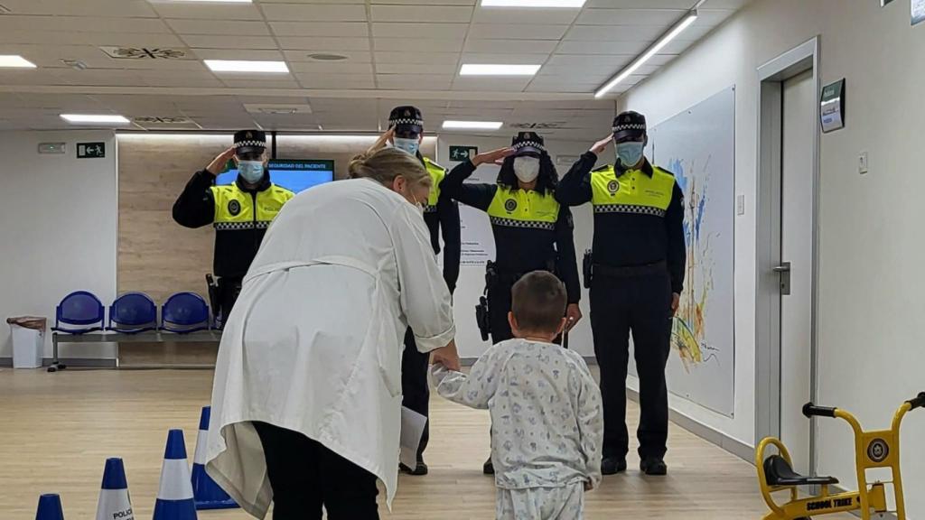 Los agentes tutores de la Policía Local, en el Hospital Virgen Macarena.
