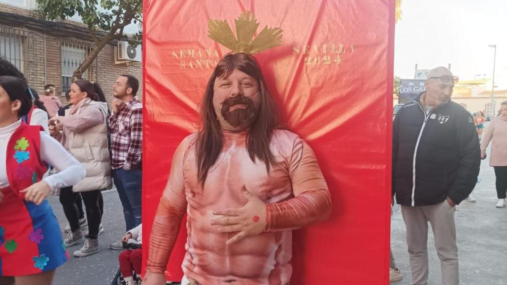 Un hombre simula ser el protagonista del cartel de la Semana Santa 2024 en el Carnaval de Dos Hermanas.