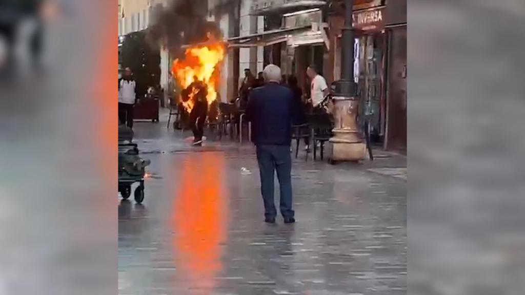 El supuesto suicida, este martes, después de prenderse fuego en la calle Santa Florentina de Cartagena.