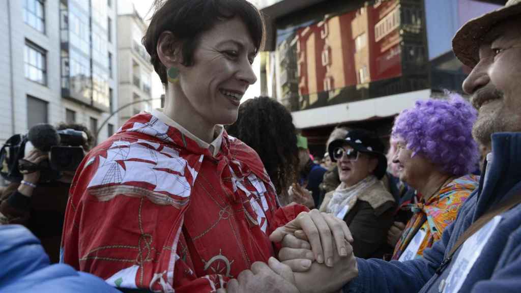 La candidata del BNG a la presidencia de la Xunta, Ana Pontón, vestida con una túnica de colores llamada ‘capuchón’, habitual disfraz de los vecinos de Verín, durante su participación en el Entroido de Verín, en la Praza do Con.
