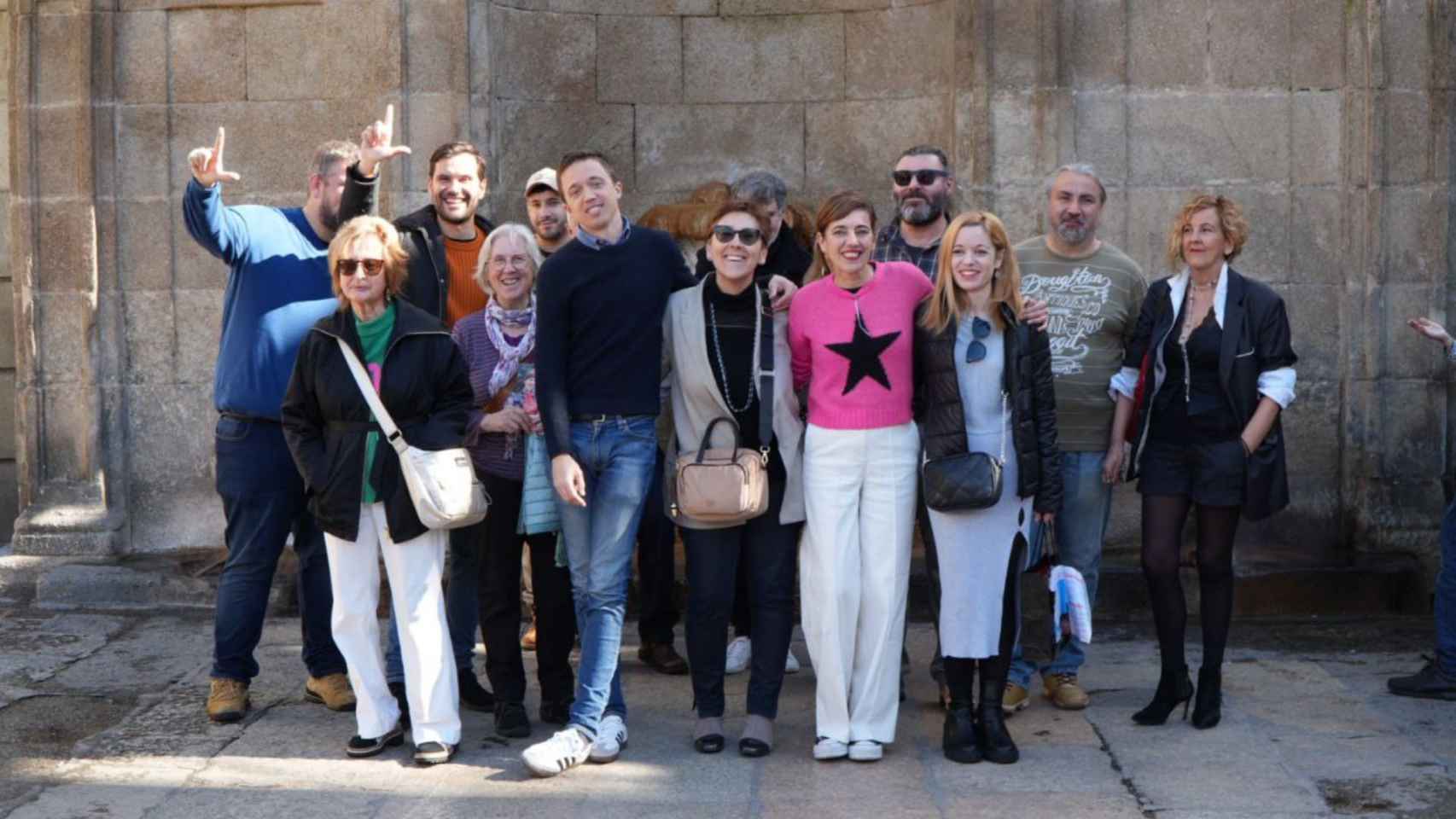 Iñigo Errejón y Marta Lois con otros miembros de Sumar en Ourense.