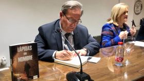 Manuel Gómez Tejedor firma un ejemplar de 'Lápidas sin nombre', junto a la presidenta del Ateneo, Carmen de Rosa.