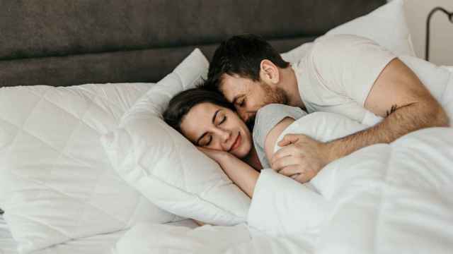 Imagen de una pareja durmiendo juntos.