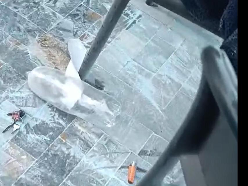 La botella y el mechero que utilizó Salvador para quitarse la vida, este martes, prendiéndose fuego a lo bonzo.