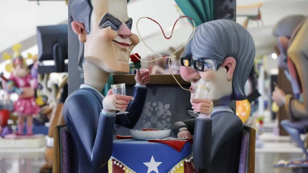 Ninots que representan a Pedro Sánchez y Carles Puigdemont, en la Exposición del Ninot de Valencia