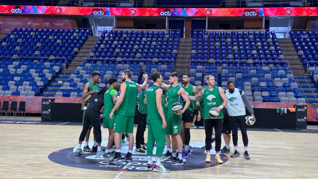 El Unicaja haciendo piña en el entrenamiento en el Carpena.