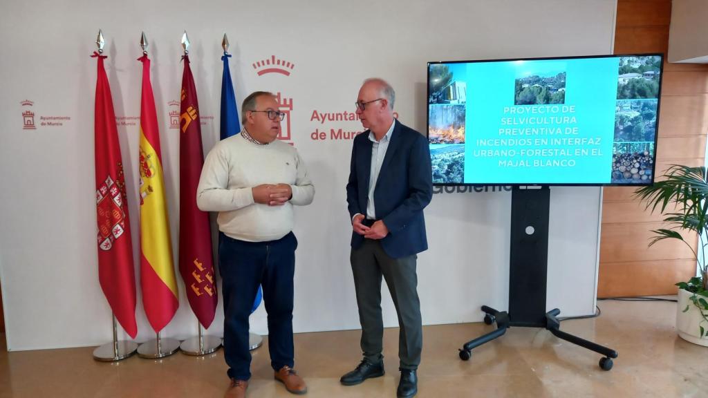 El concejal de Medio Ambiente, Antonio Navarro, y el decano del Colegio de Ingenieros de Montes, Esteban Jordán, en la rueda de prensa de esta mañana.