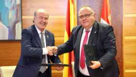 El consejero de Sanidad, Alejandro Vázquez, y el presidente del Sindicato Médico de Castilla y León, José Luis Díaz Villarig, en la firma del acuerdo