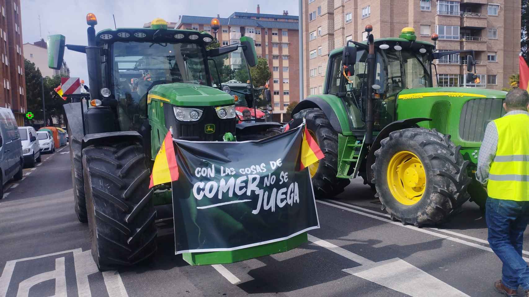 Un tractor circula por las calles de Valladolid con el lema 'con las cosas del comer no se juega'