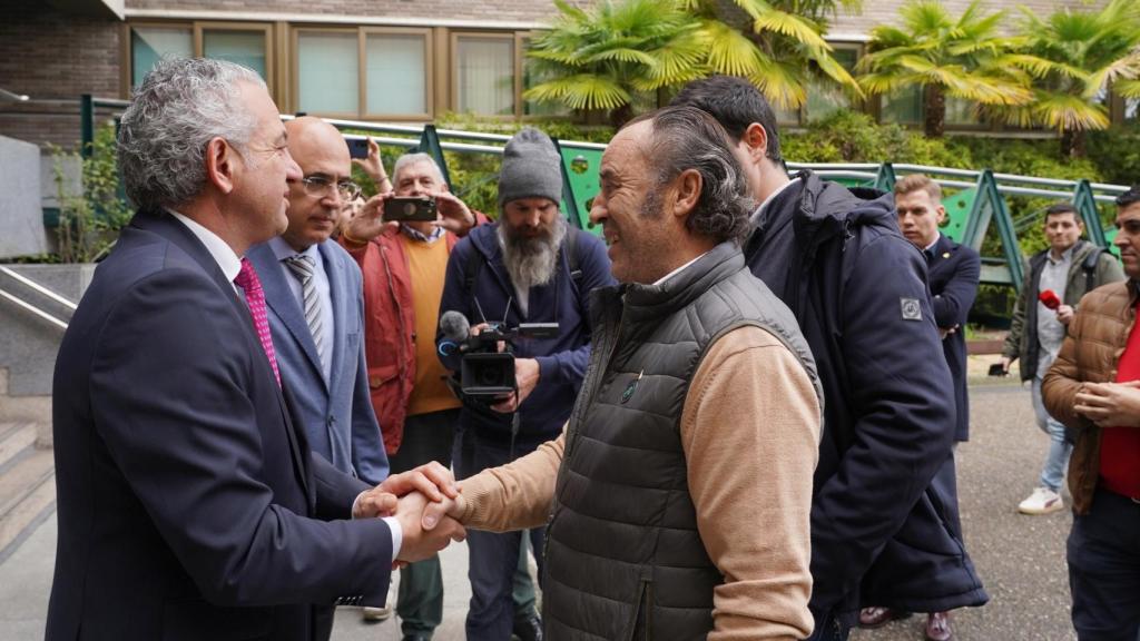 El delegado del Gobierno, Nicanor Sen, y el subdelegado, Jacinto Canales, reciben a grupo de agricultores
