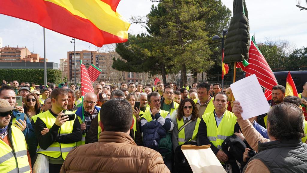 Los agricultores paran en la Subdelegación del Gobierno para trasladar sus reivindicaciones