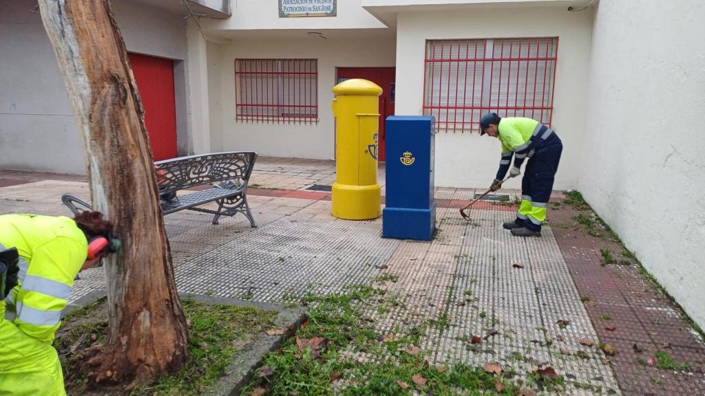 Operarios de la campaña de limpieza intensiva en Talavera de la Reina.