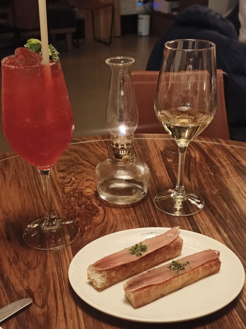 Anchoas 00 sobre brioche ahumado.