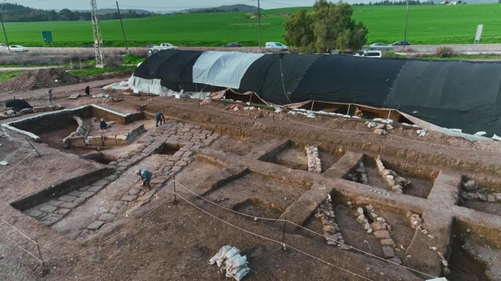 Trabajos de excavación en el campamento