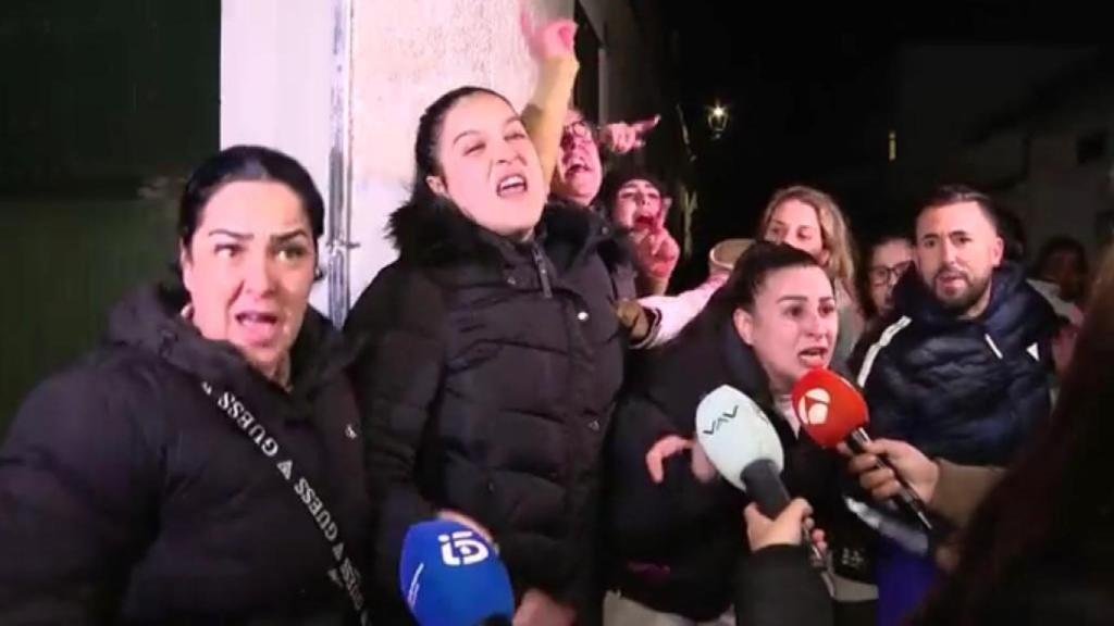 Familiares de los presuntos asesinos encarándose con los medios.