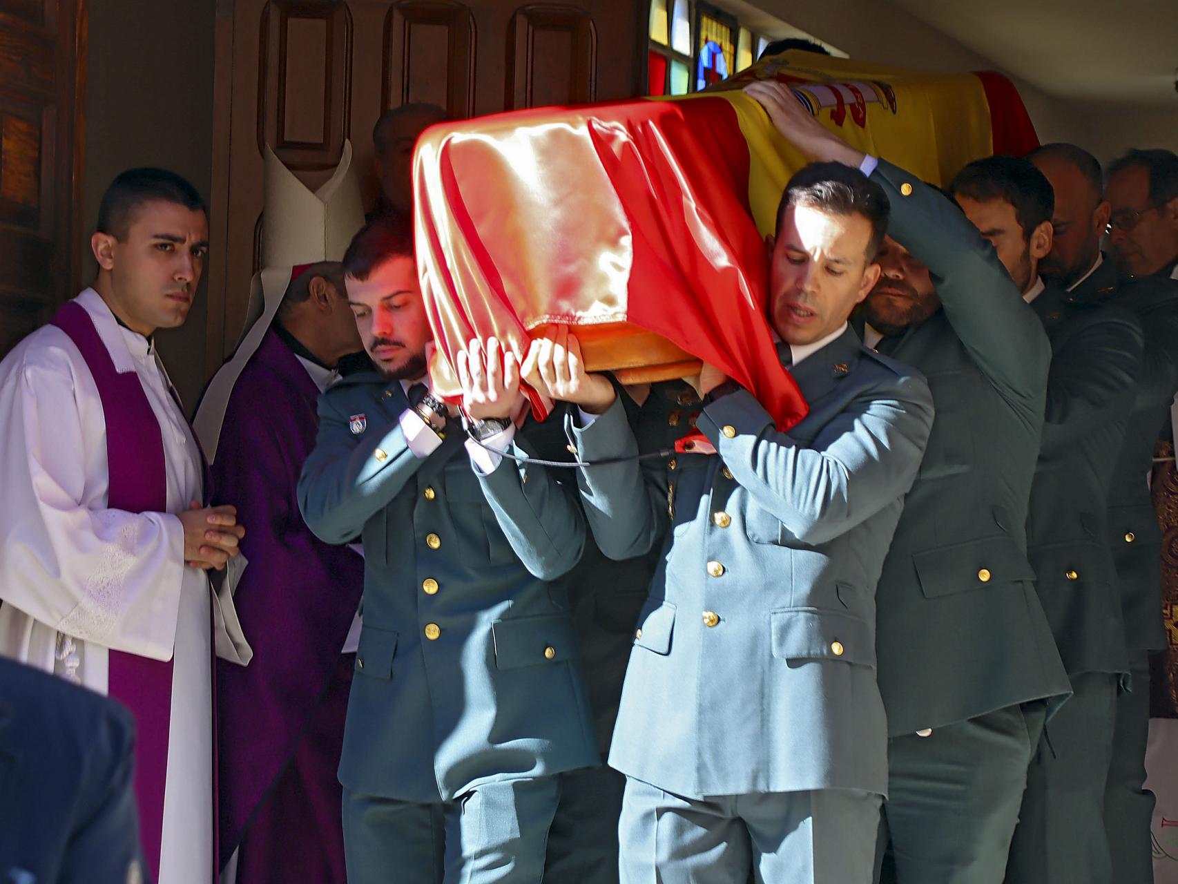 El ataúd con el cuerpo de David Pérez Carracedo, llevado por sus compañeros en su misa funeral.