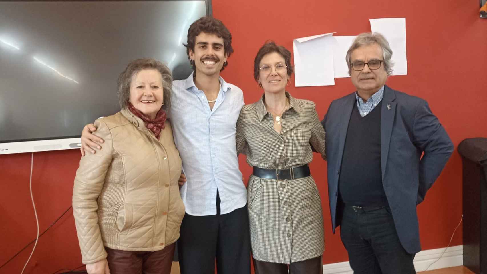 Diogo Araújo, junto a la presidenta de la Cámara de Miranda do Douro, Helena Barril, y el investigador Mario Correia