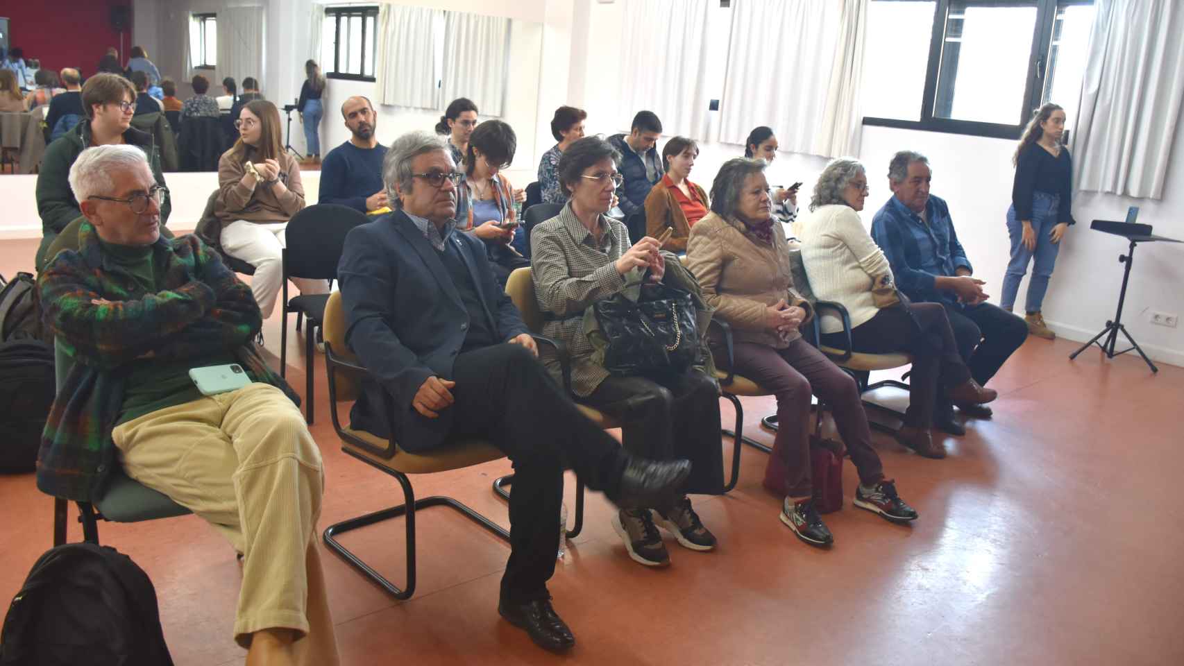 Nutrido grupo de amigos y familiares que presenciaron la exposición en el Conservatorio Superior de Música de Castilla y León