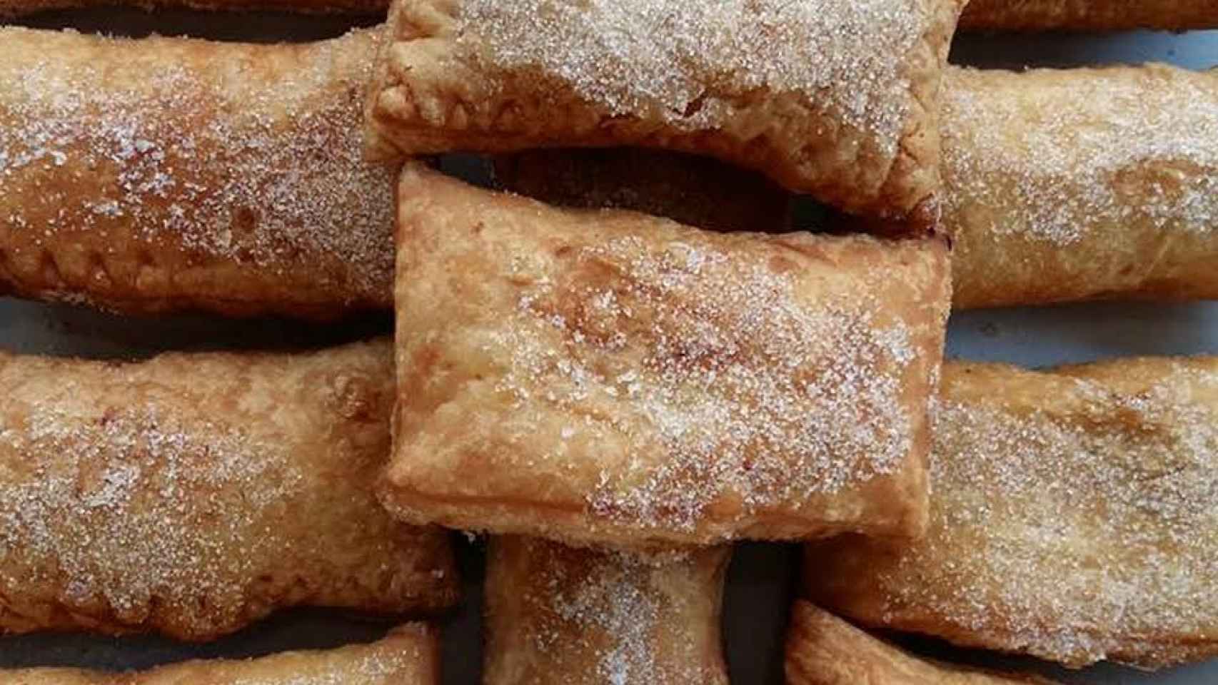 Casadiellas; suerte de empanadillas de harina de trigo rellenadas con nueces, azúcar y anís.
