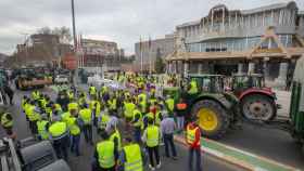 Agricultores cortan la calle principal donde se encuentra la Asamblea Regional de Murcia.