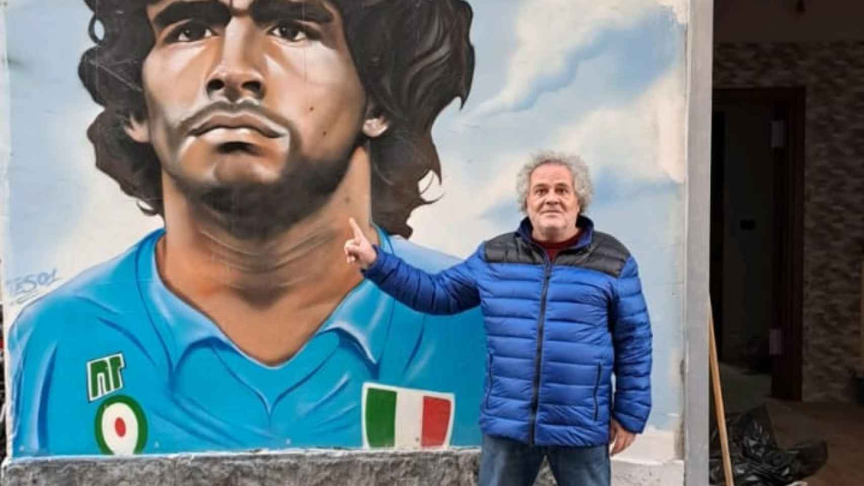 Antonio Torres López, junto a un mural de Maradona.