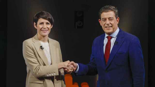 Ana Pontón, candidata del BNG, y José Ramón Gómez Besteiro, del PSOE, posan antes de comenzar el debate electoral en RTVE este miércoles.