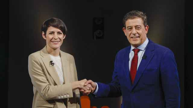 Ana Pontón, candidata del BNG, y José Ramón Gómez Besteiro, del PSOE, posan al inicio del debate electoral en RTVE.