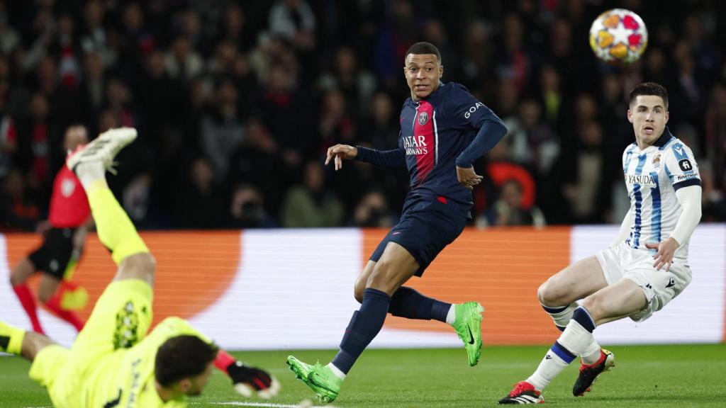 Remiro detiene el disparo de Mbappé.