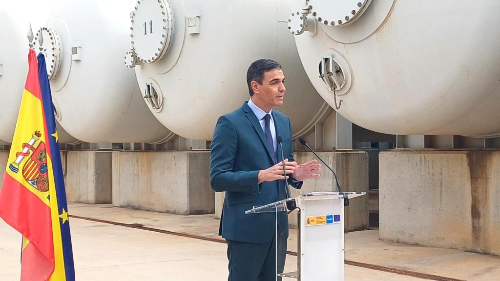 El presidente del Gobierno, Pedro Sánchez en la desaladora de Torrevieja.