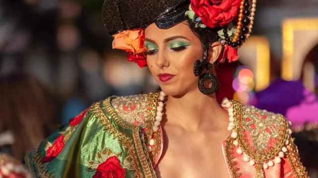 El traje Suspiros de España de la comparsa Osadía en el Carnaval de Torrevieja de 2020.
