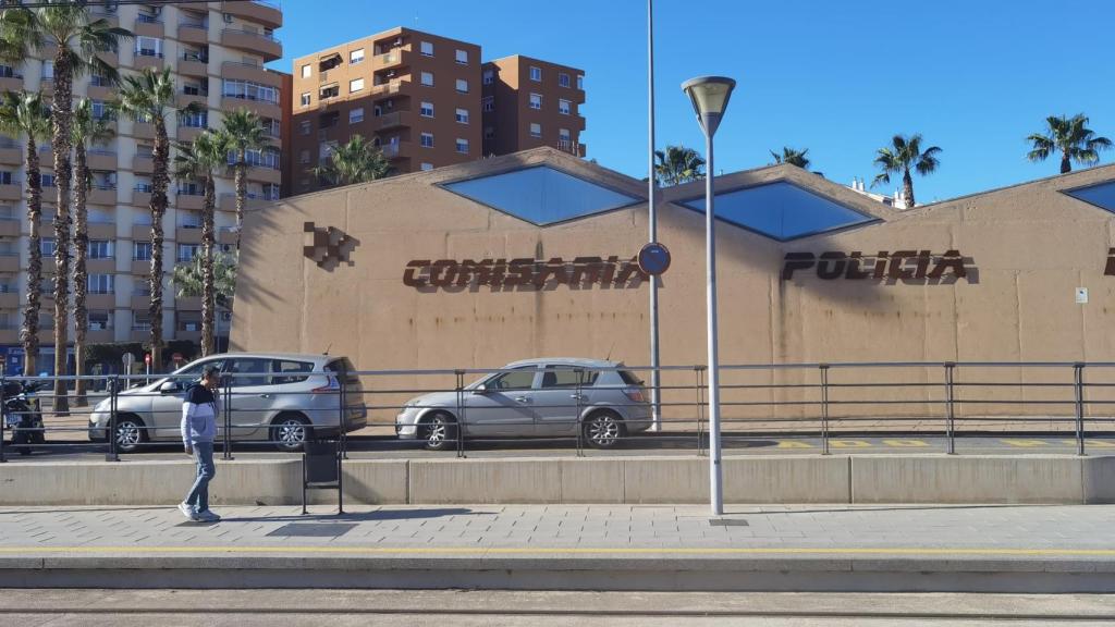 El asesinato se ha producido este martes en una cala de La Vila Joiosa, en la imagen su comisaría.