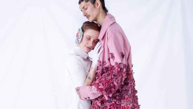 La diseñadora María Llinares presenta su colección Back to fashion con la que es es candidata al premio Allianz EGO Confidence in Fashion.