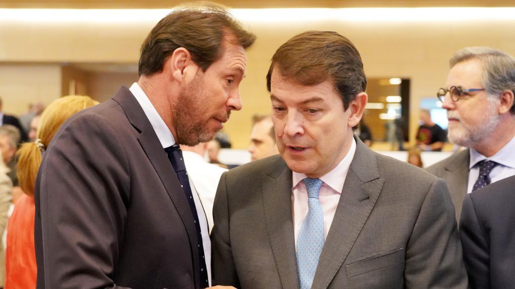 El ministro de Transportes, Óscar Puente, y el presidente de la Junta, Alfonso Fernández Mañueco, en una imagen de archivo.