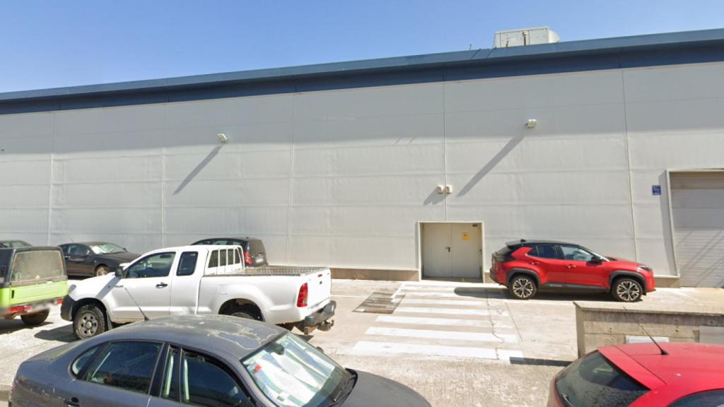 Imagen de una de las naves a subasta, en Ponferrada.