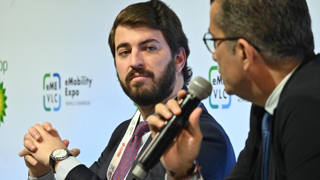 El vicepresidente de la Junta, Juan García-Gallardo, durante su participación este miércoles en la mesa redonda ‘PERTE’s, retos y oportunidades para el desarrollo industrial de la movilidad sostenible en Europa y España’, en el marco del eMobility Expo World Congress, en la Feria de Valencia.