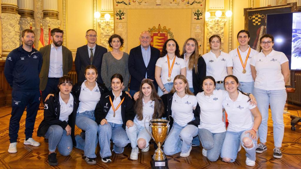 El alcalde de Valladolid, Jesús Julio Carnero, recibe al CPLV Munia Panteras de hockey en línea este miércoles.