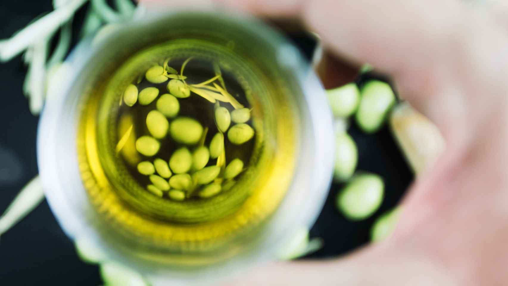 Un recipiente con aceite de oliva virgen extra