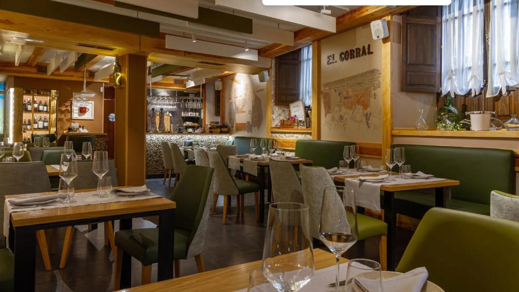 Una fotografía del comedor del restaurante.