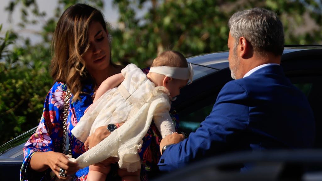 Miki Nadal y Helena Aldea con su hija Galatea, en abril de 2023.