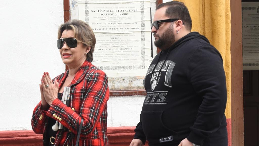 La madre y el hermano de Antonio Tejado tras salir de misa.