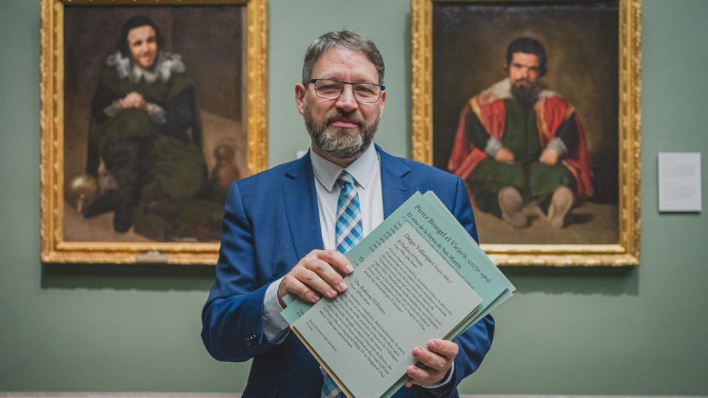 Víctor Cageao, coordinador general de conservación del Museo Nacional del Prado. Detrás El Bufón el Primo.