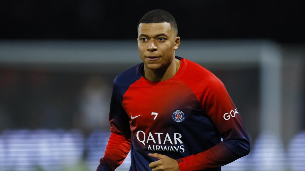 Mbappé, durante el calentamiento en el partido ante la Real Sociedad.