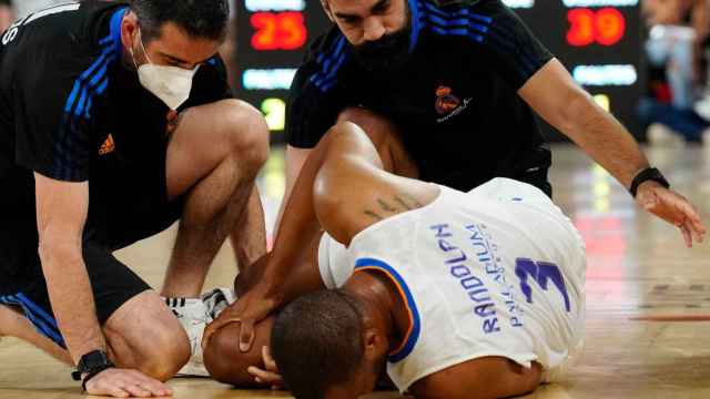 Anthony Randolph lesionado sobre el suelo de Palau Blaugrana