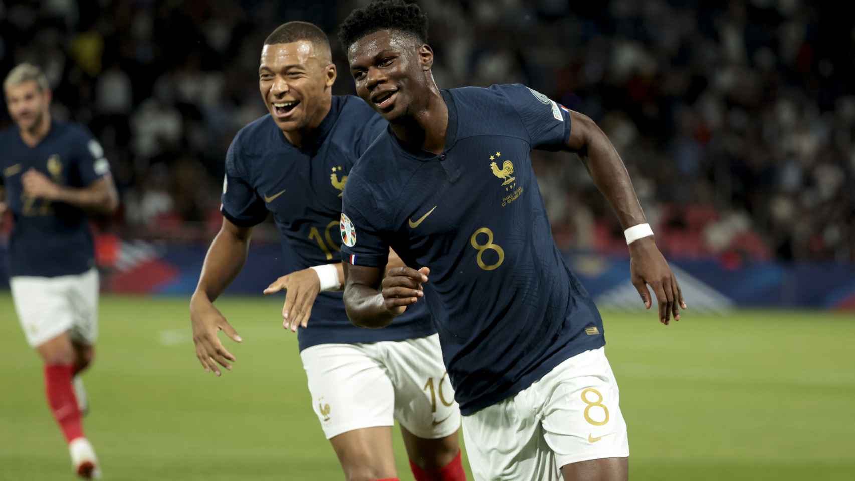 Tchouaméni y Mbappé celebran un gol con la selección de Francia
